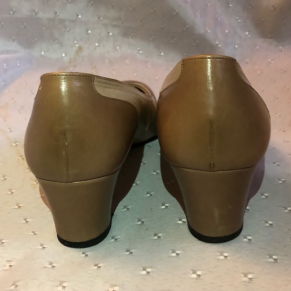 Two Tone Ferragamo pumps! Perfect for spring. - Picture 5 of 11